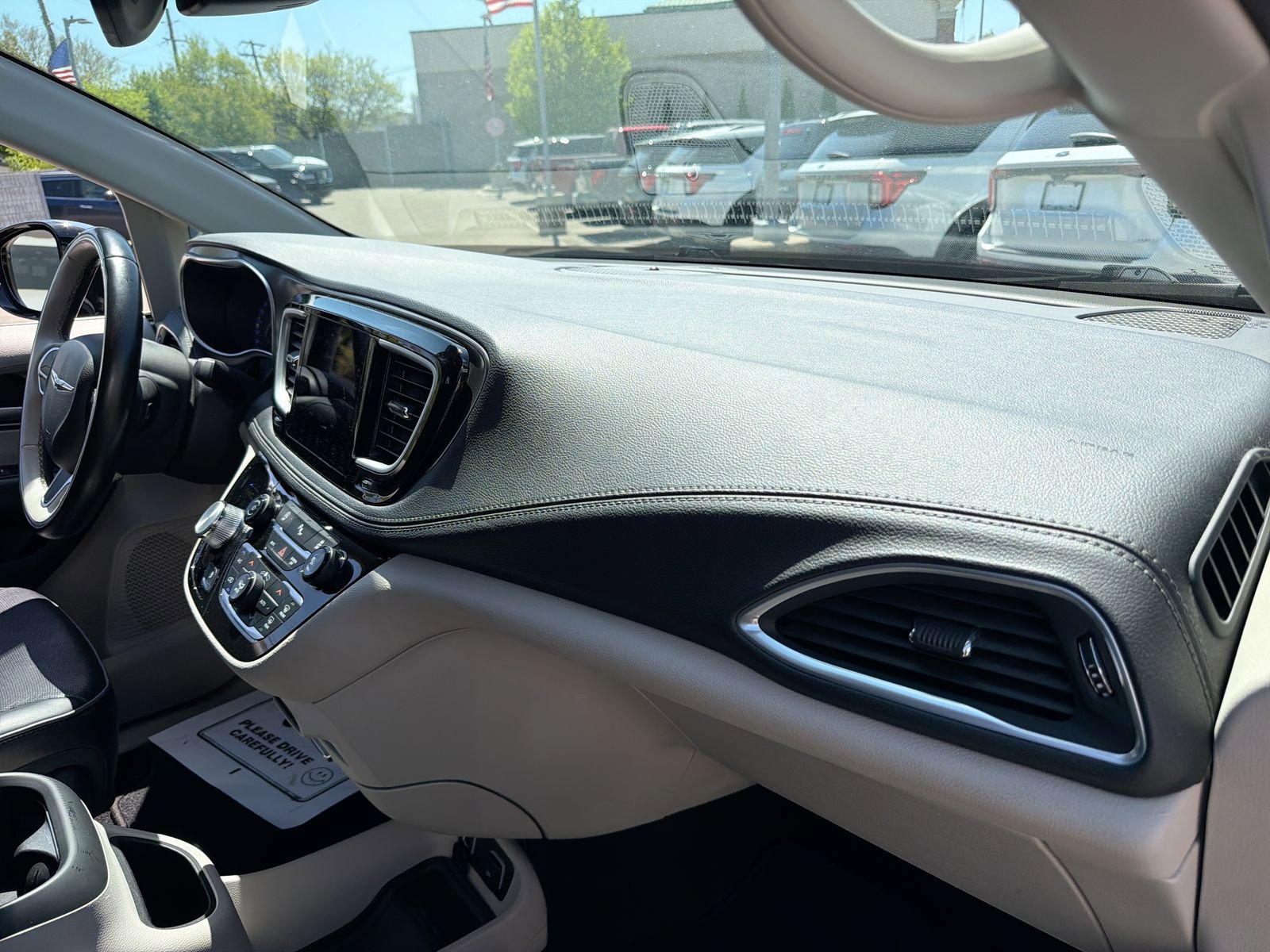 Used 2018 Chrysler Pacifica Limited FWD image 16