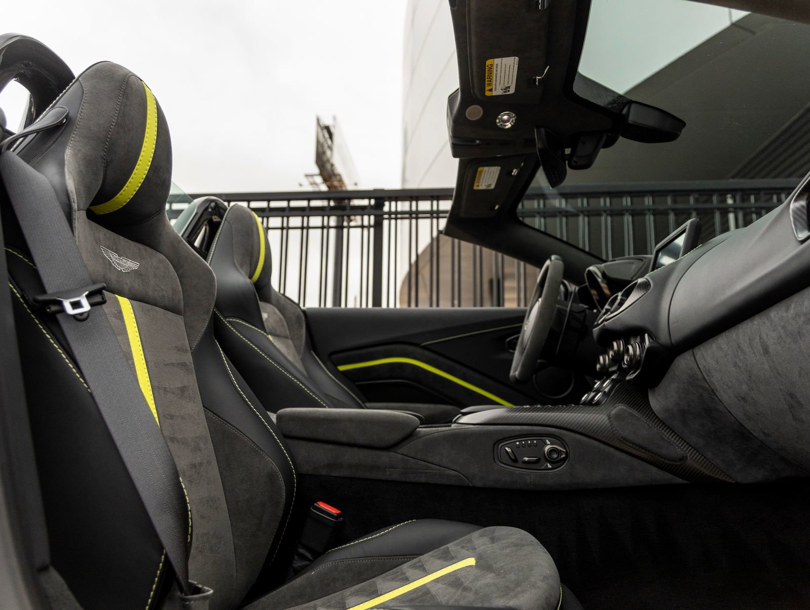 Used 2023 Aston Martin V8 Vantage Roadster RWD image 42