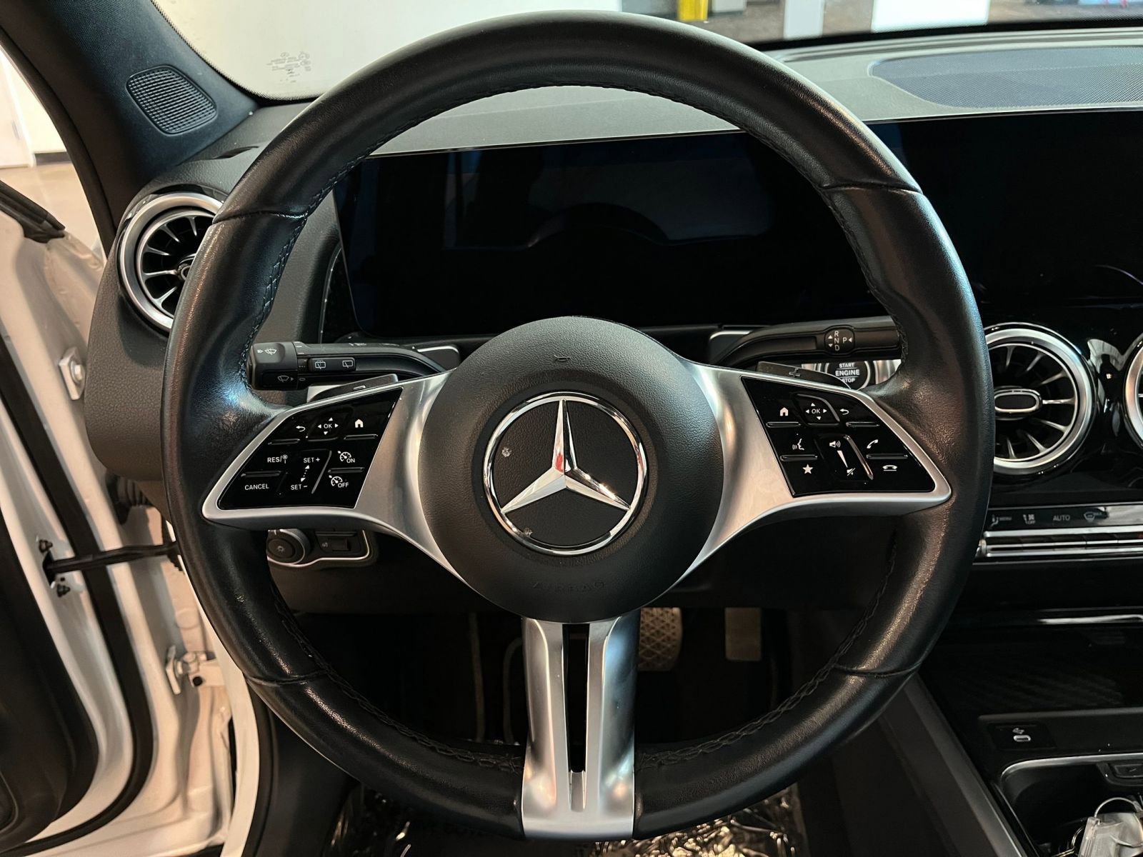 Used 2025 Mercedes-Benz GLB 250 4MATIC image 29