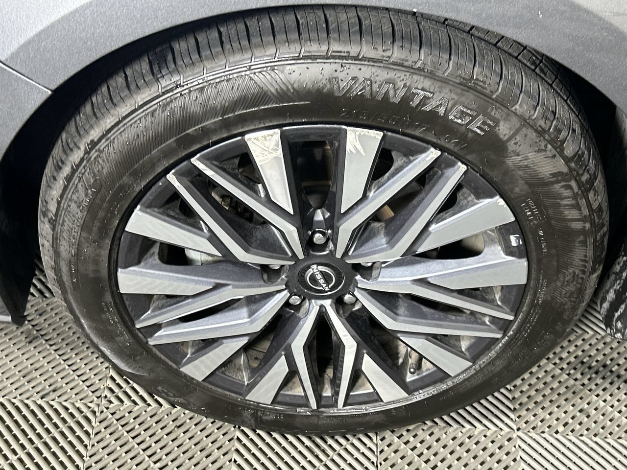 Used 2025 Nissan Altima 2.5 SV FWD image 10