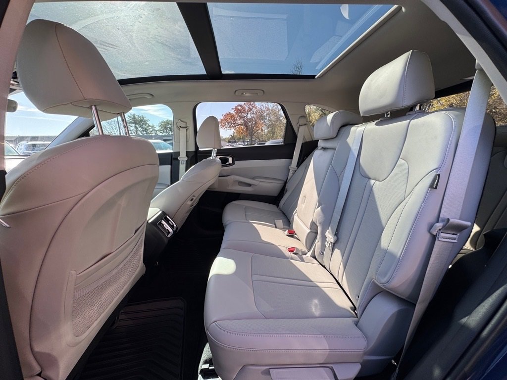 Used 2025 Kia Sorento S w/ Panoramic Sunroof Package image 12