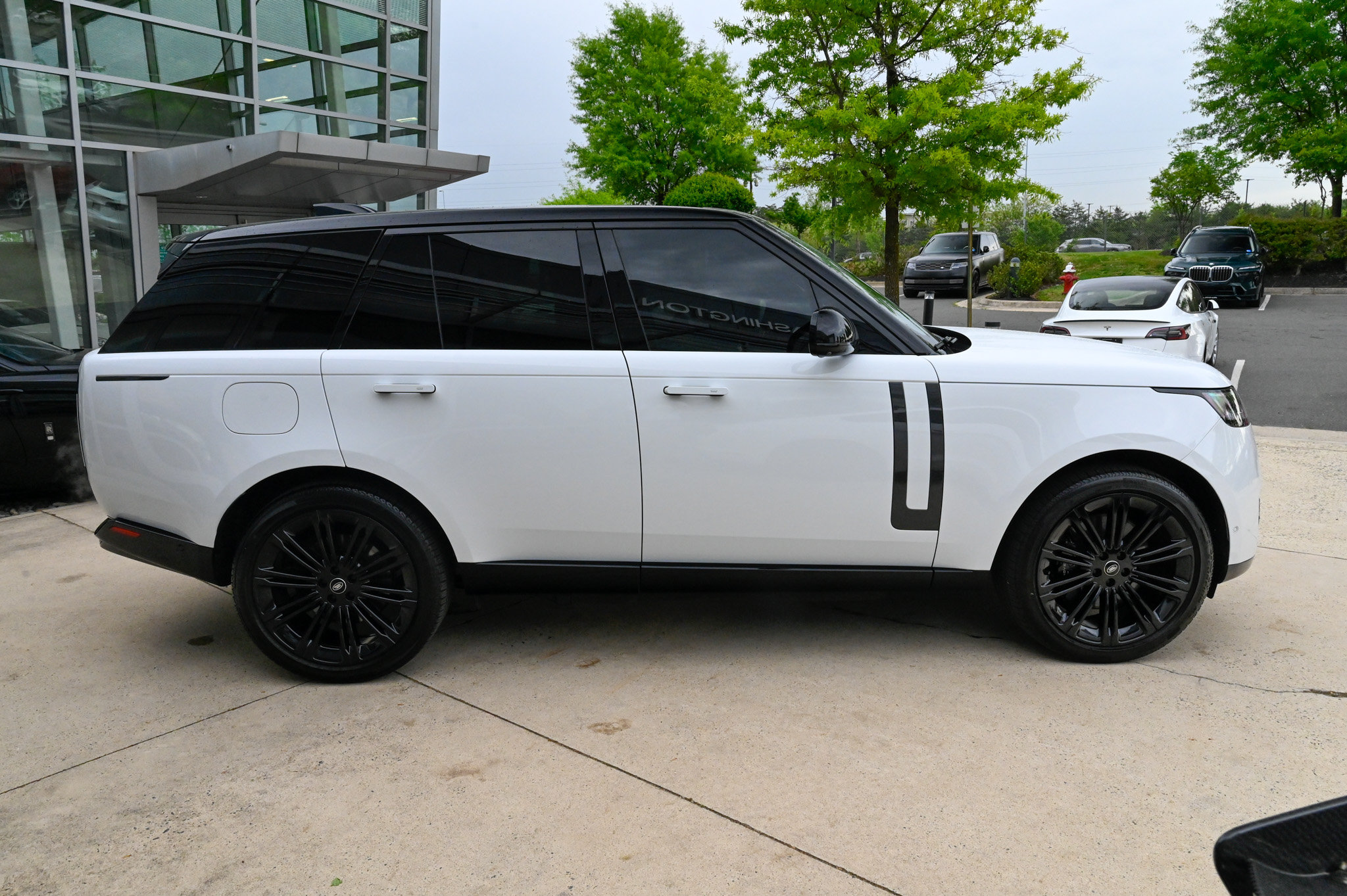 Used 2025 Land Rover Range Rover SE AWD/4WD image 4