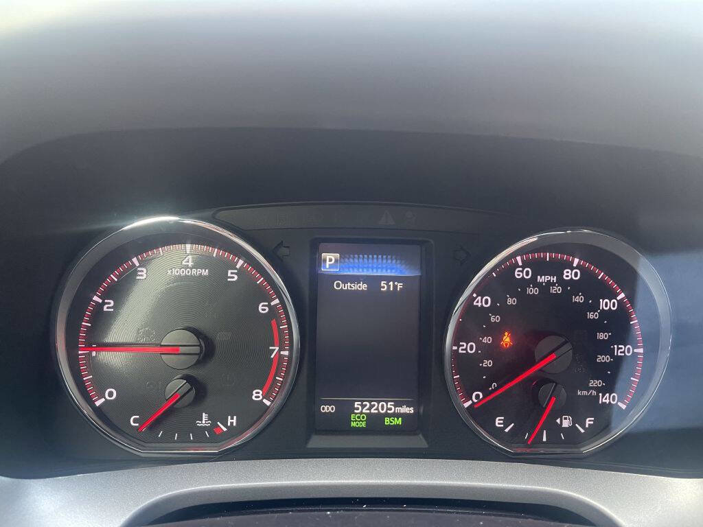 Used 2018 Toyota RAV4 SE image 16