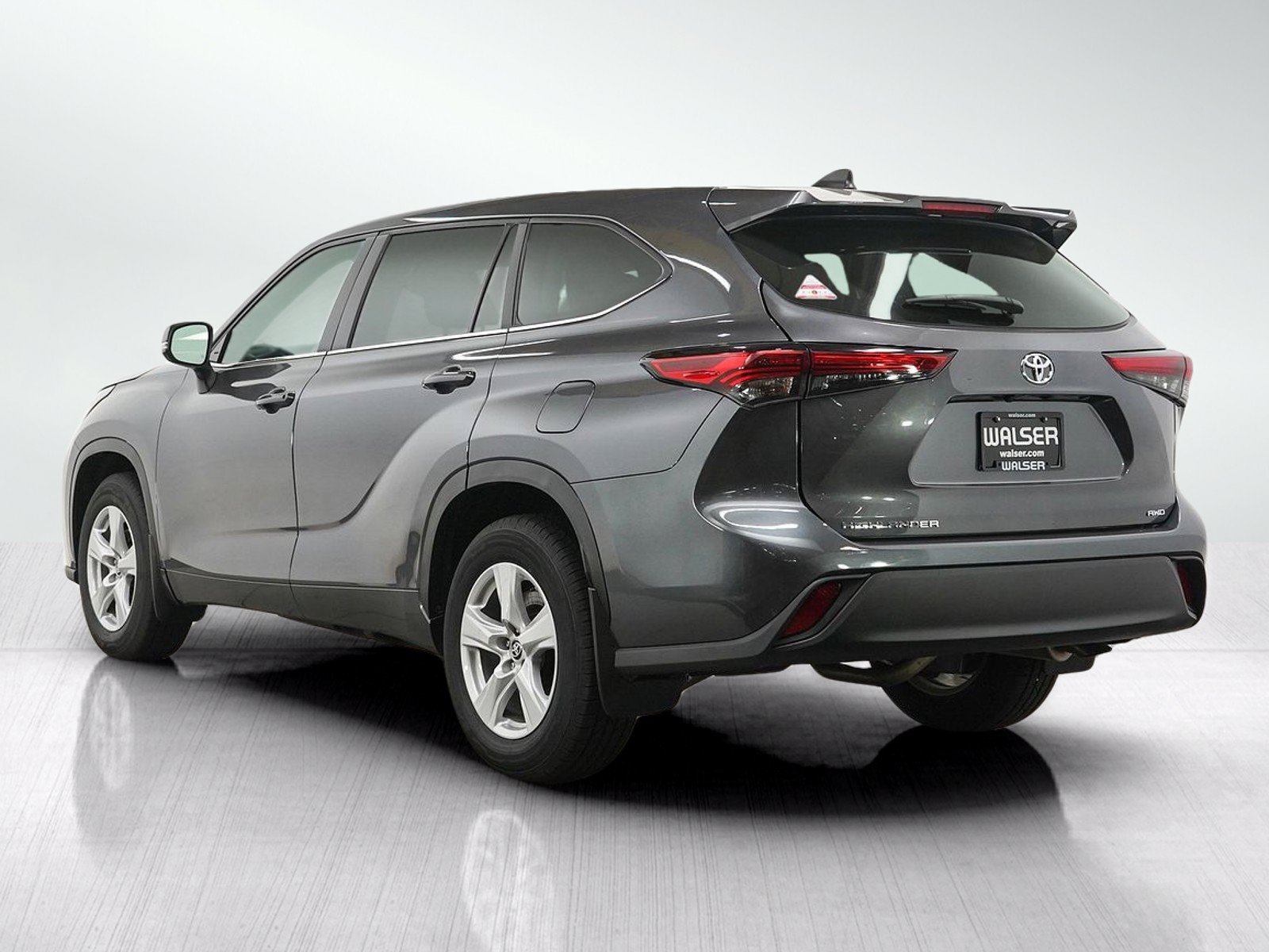 Used 2023 Toyota Highlander L AWD/4WD image 3