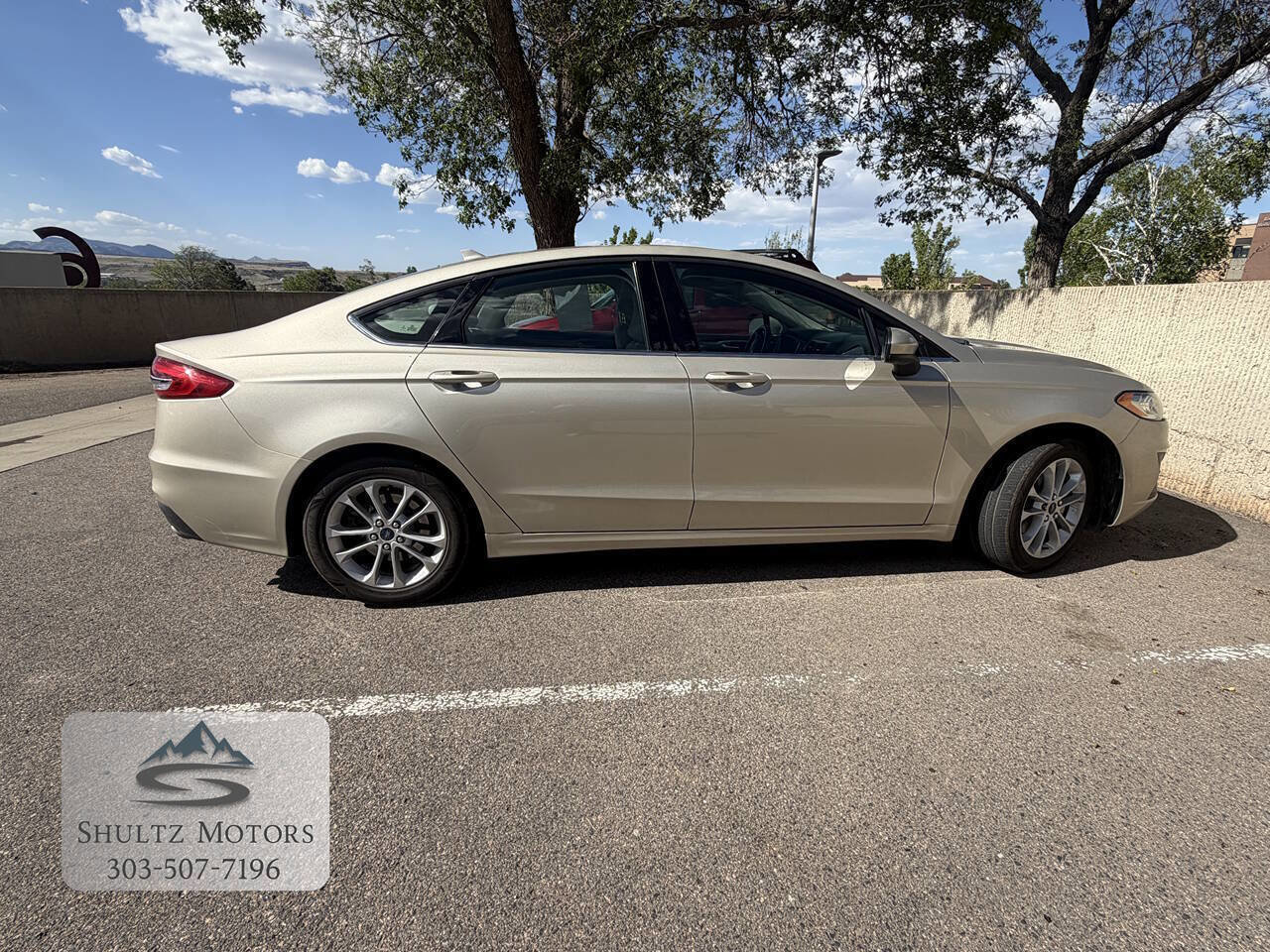 Used 2019 Ford Fusion SE FWD image 2