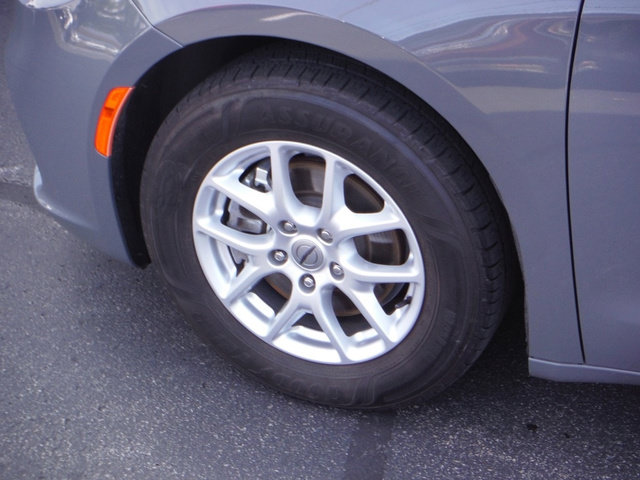 Used 2021 Chrysler Pacifica Touring-L w/ Uconnect Theater Family Group FWD image 4