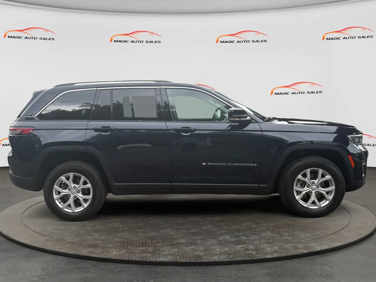 Used 2023 Jeep Grand Cherokee Limited AWD/4WD image 6