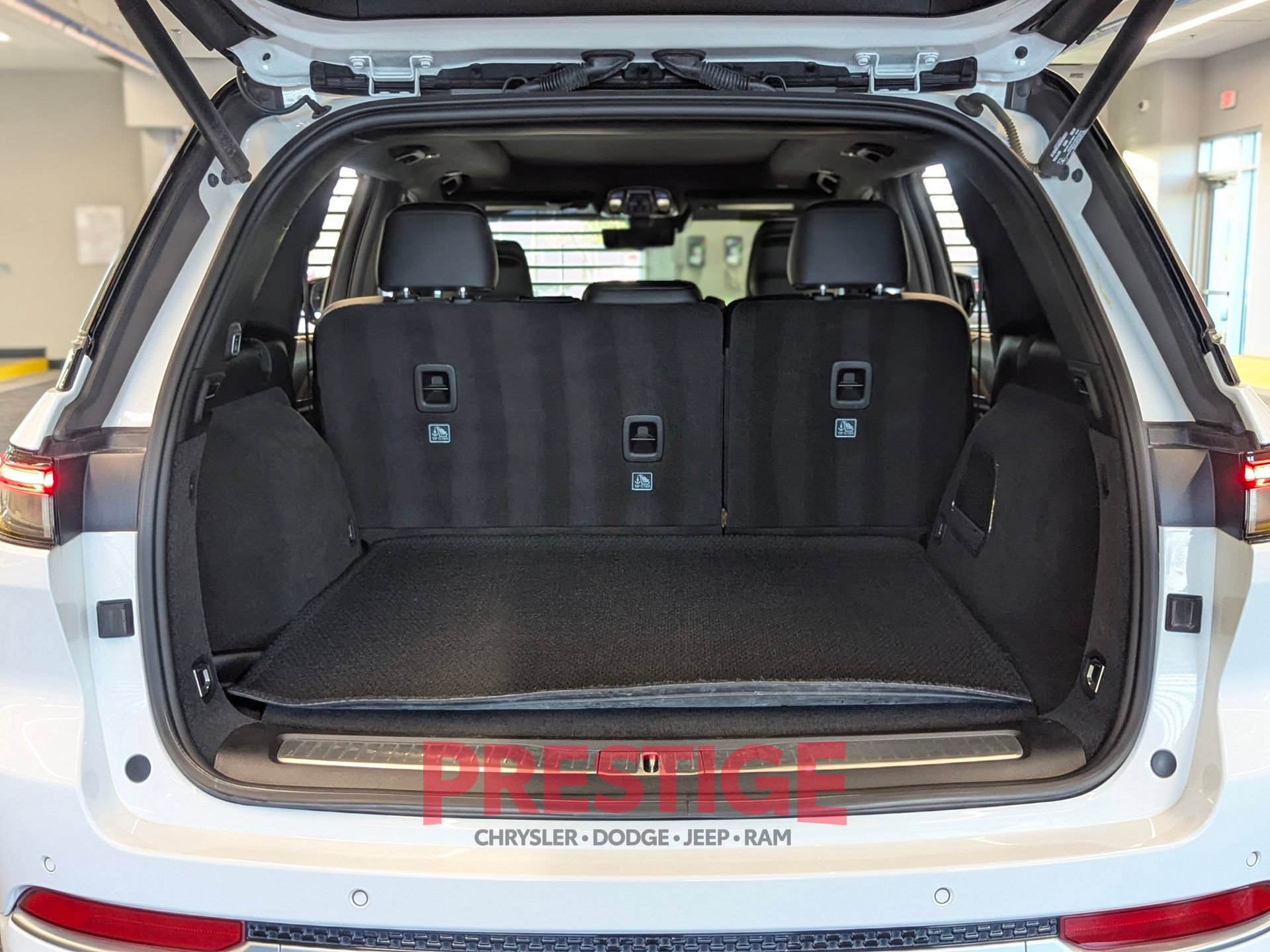 Used 2022 Jeep Grand Cherokee Summit AWD/4WD image 10