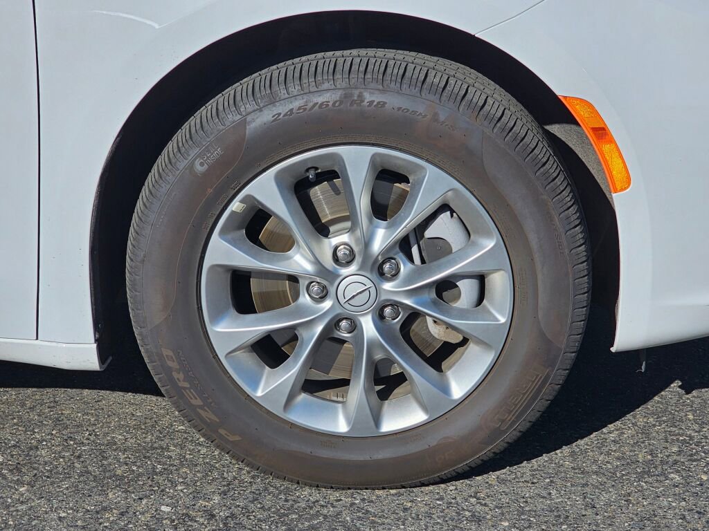 Used 2026 Chrysler Pacifica Limited image 9