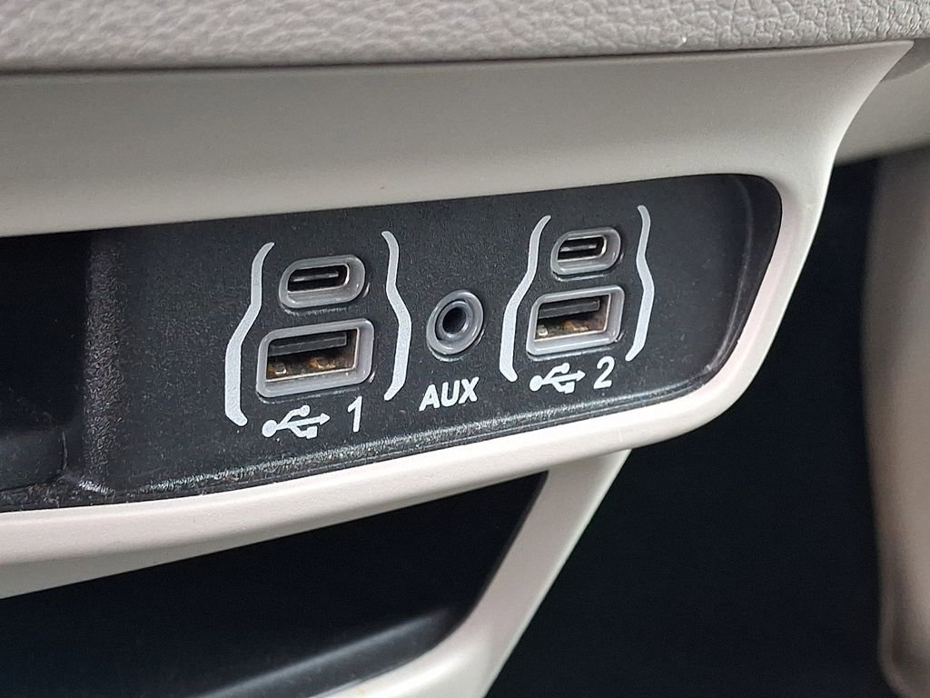 Used 2024 Chrysler Pacifica Touring-L image 23