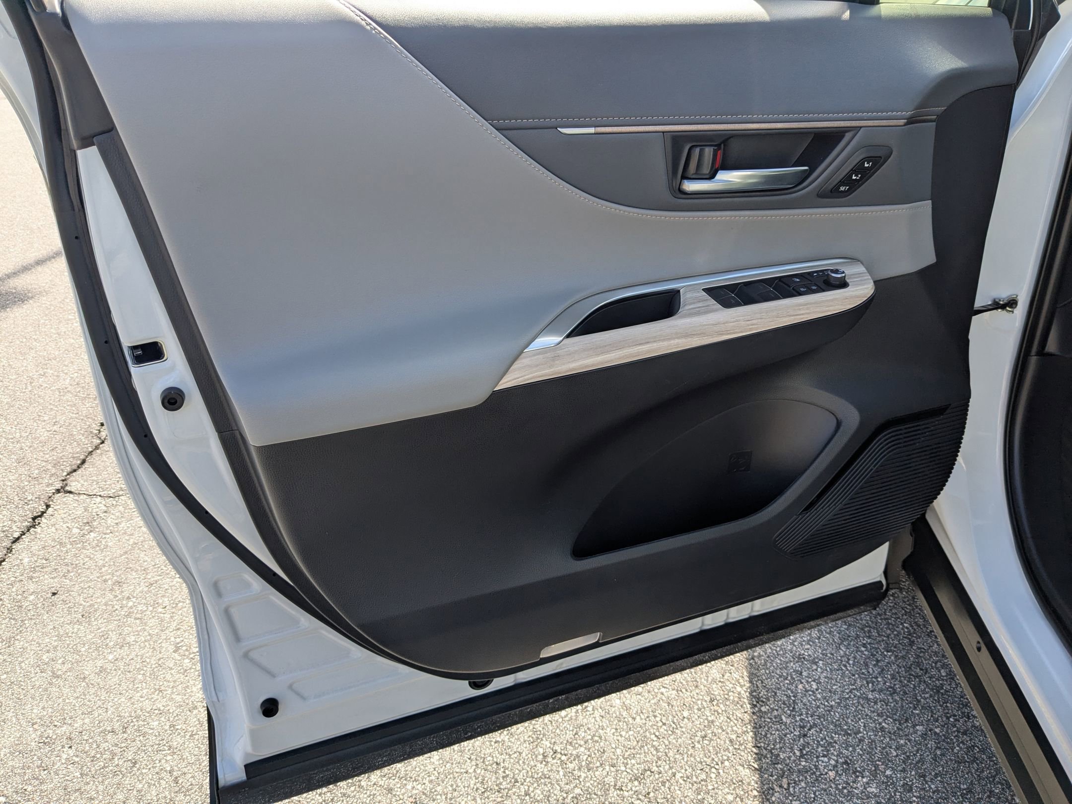 Used 2024 Toyota Venza Limited image 19