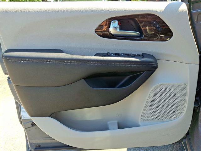 Certified 2023 Chrysler Pacifica Limited FWD image 13