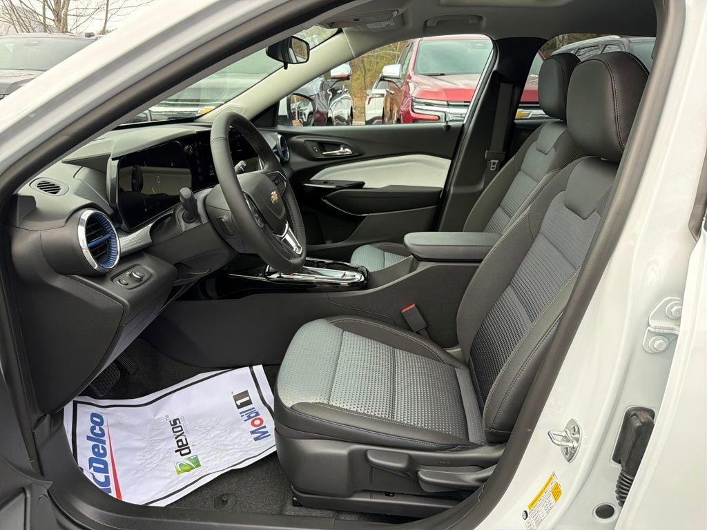 New 2025 Chevrolet Trax LT w/ Sunroof Package image 9