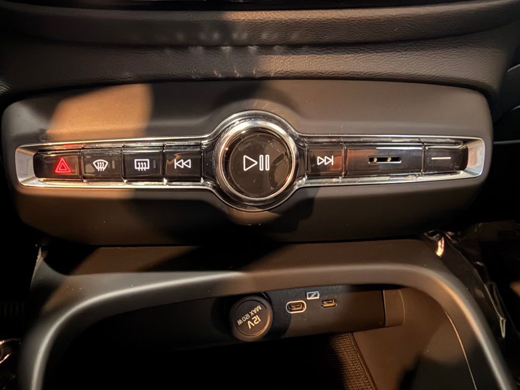 Used 2024 Volvo XC40 B5 Core image 13