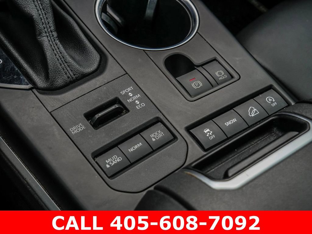 Used 2021 Toyota Highlander XLE AWD/4WD image 32
