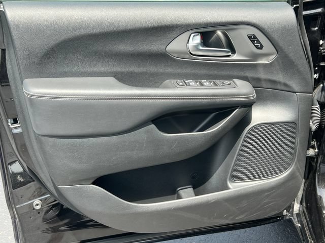 Used 2025 Chrysler Pacifica Select FWD image 15