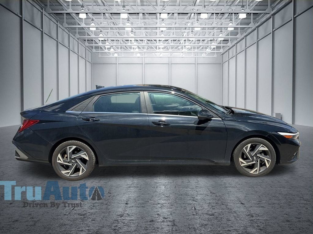 Used 2024 Hyundai Elantra Limited FWD image 9