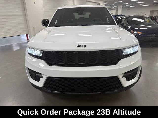 Used 2023 Jeep Grand Cherokee Altitude AWD/4WD image 2