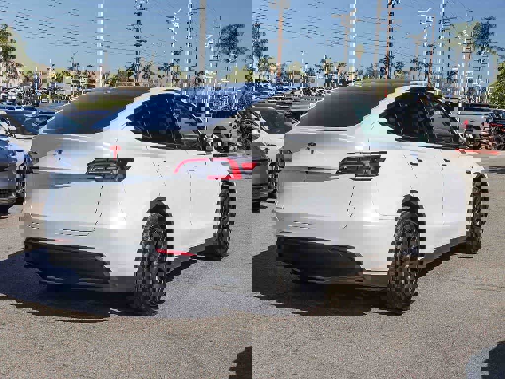 Used 2025 Tesla Model Y Long Range image 4