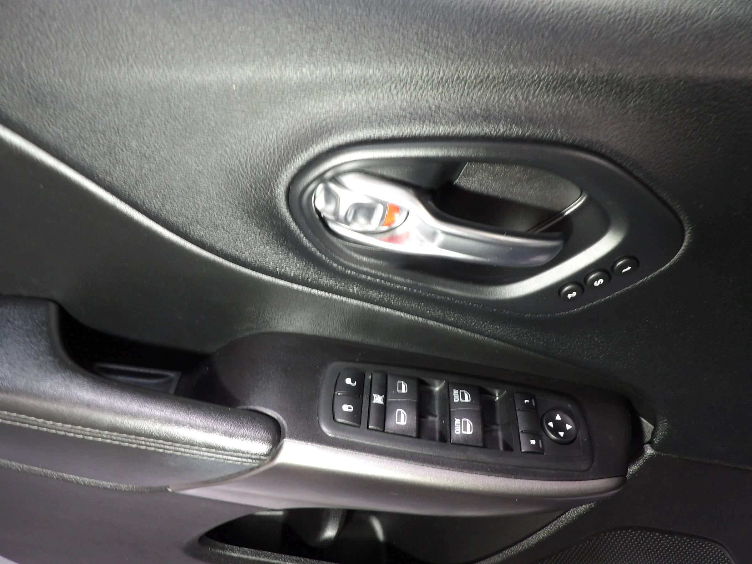 Used 2020 Jeep Cherokee Limited AWD/4WD image 8