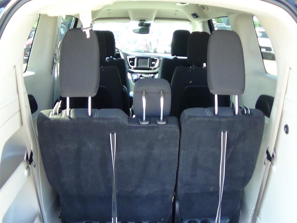 Used 2022 Chrysler Voyager LX image 11