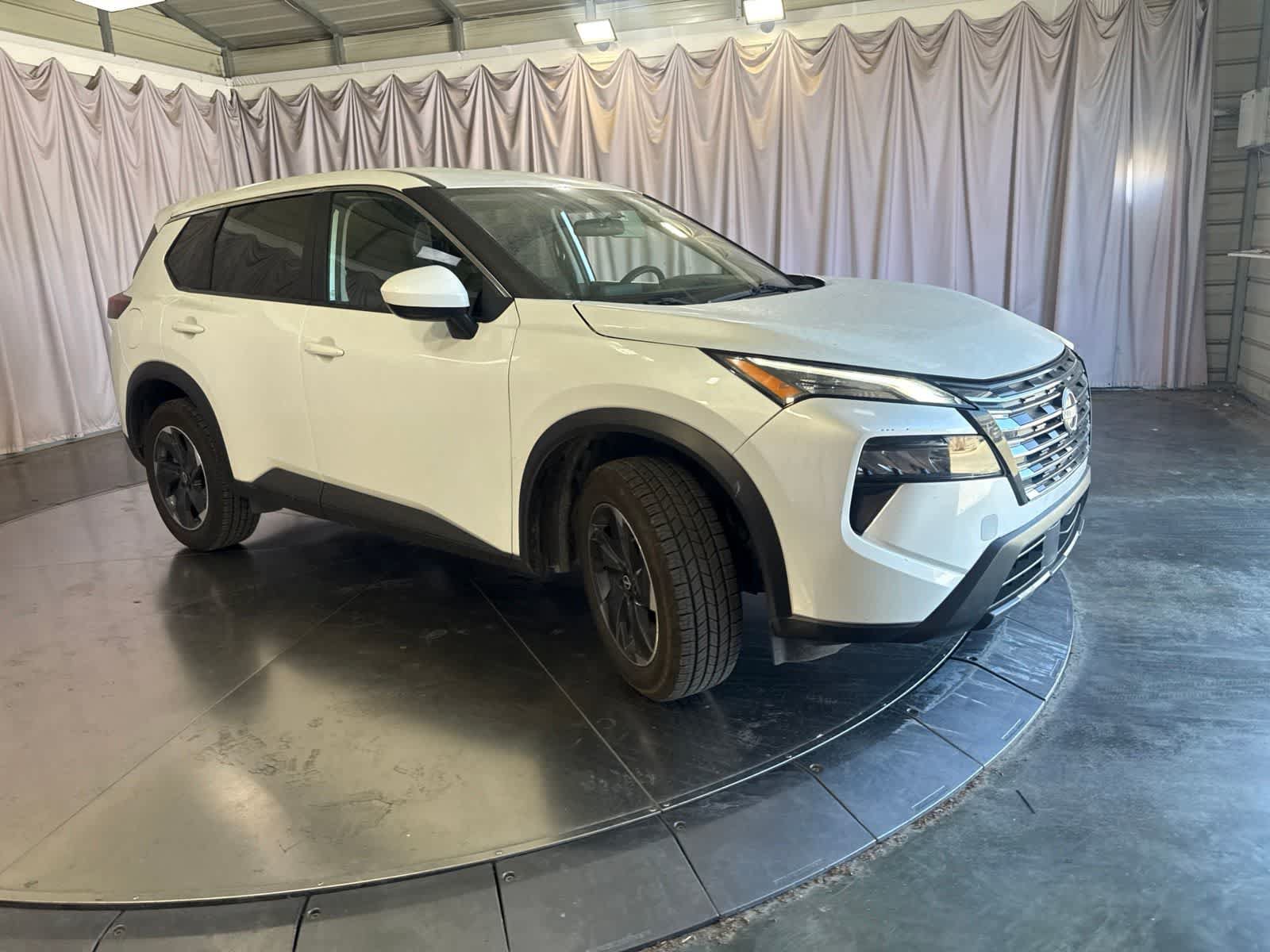 Used 2024 Nissan Rogue SV FWD image 3
