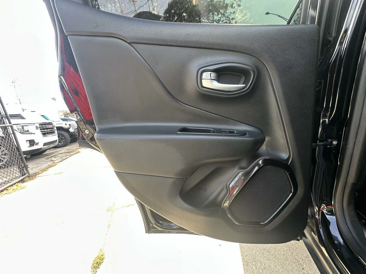 Used 2019 Jeep Renegade Altitude w/ Quick Order Package 2XM AWD/4WD image 38