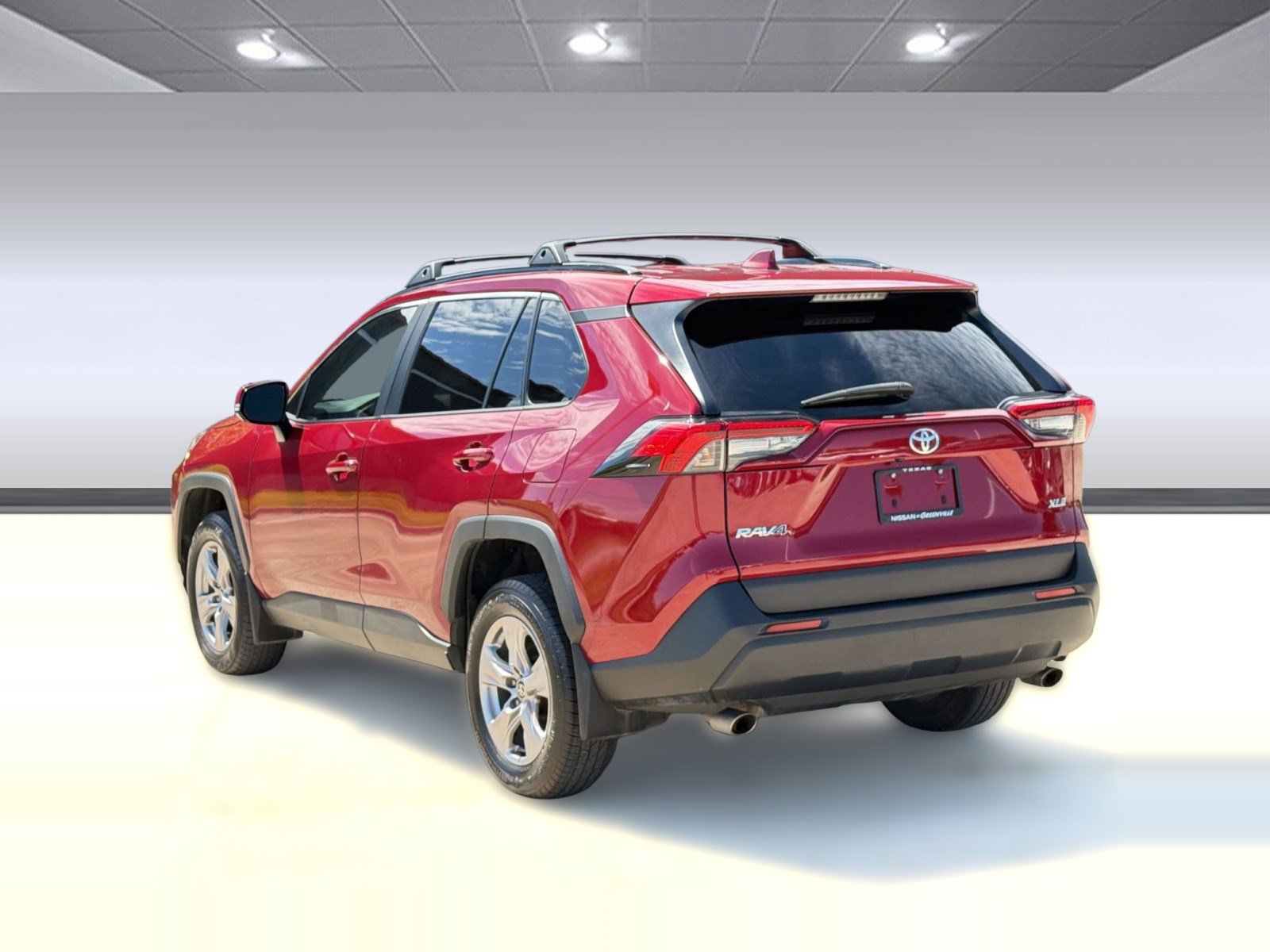 Used 2022 Toyota RAV4 XLE w/ Convenience Package image 3