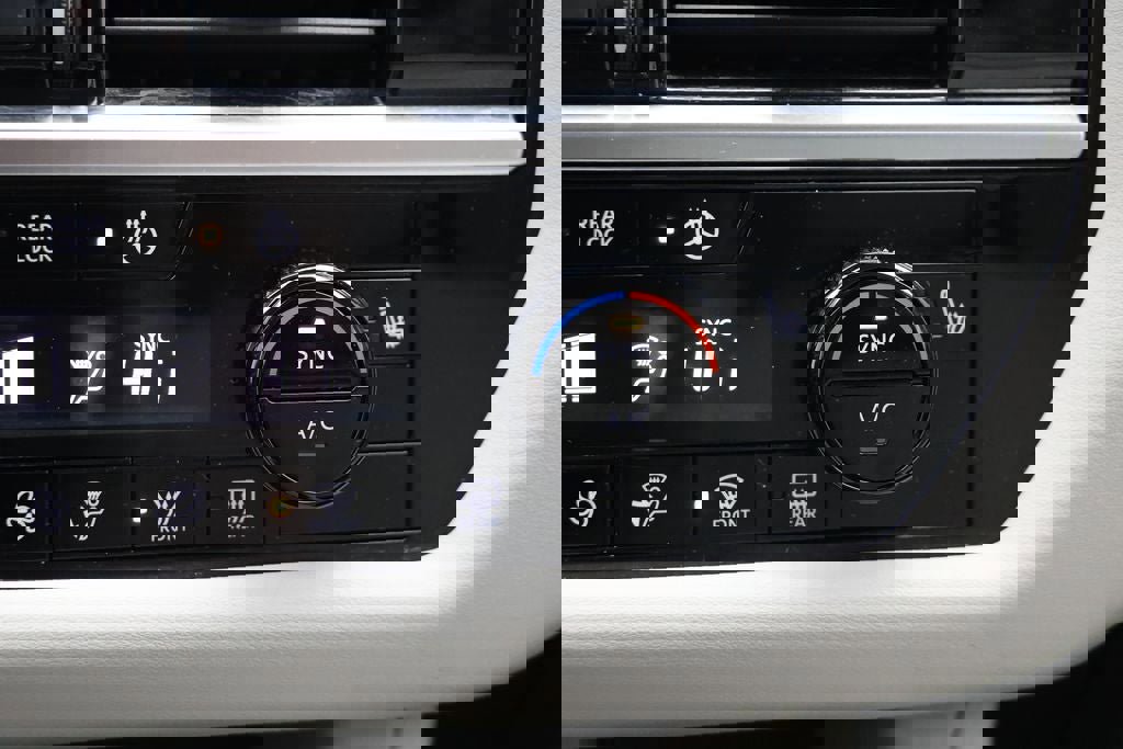 Used 2024 Nissan Pathfinder SL w/ Black Appearance Package image 22