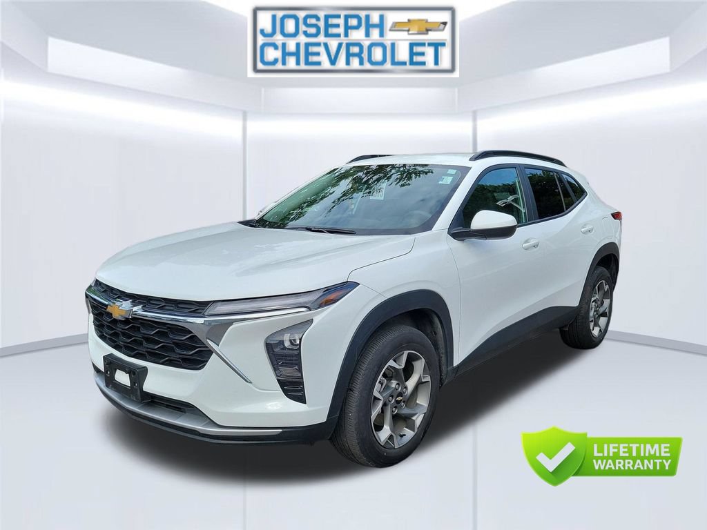Used 2025 Chevrolet Trax LT FWD image 2