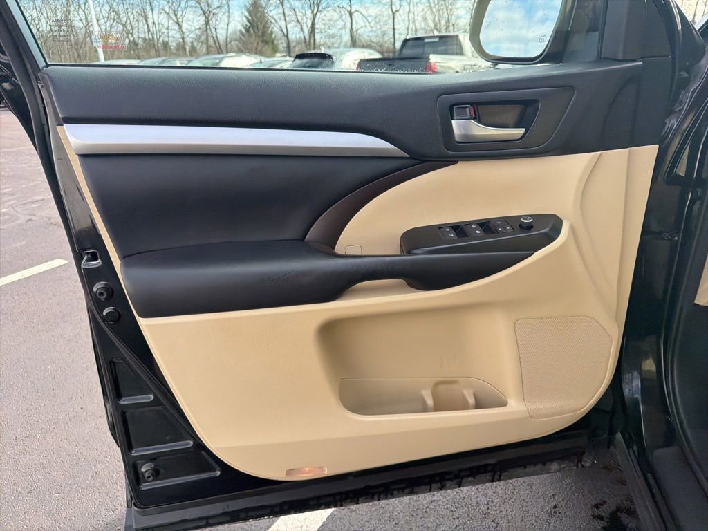 Used 2017 Toyota Highlander XLE image 18