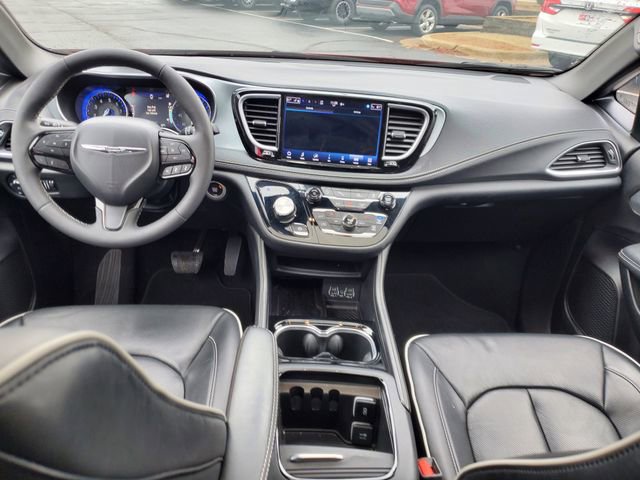 Used 2025 Chrysler Pacifica Limited image 16