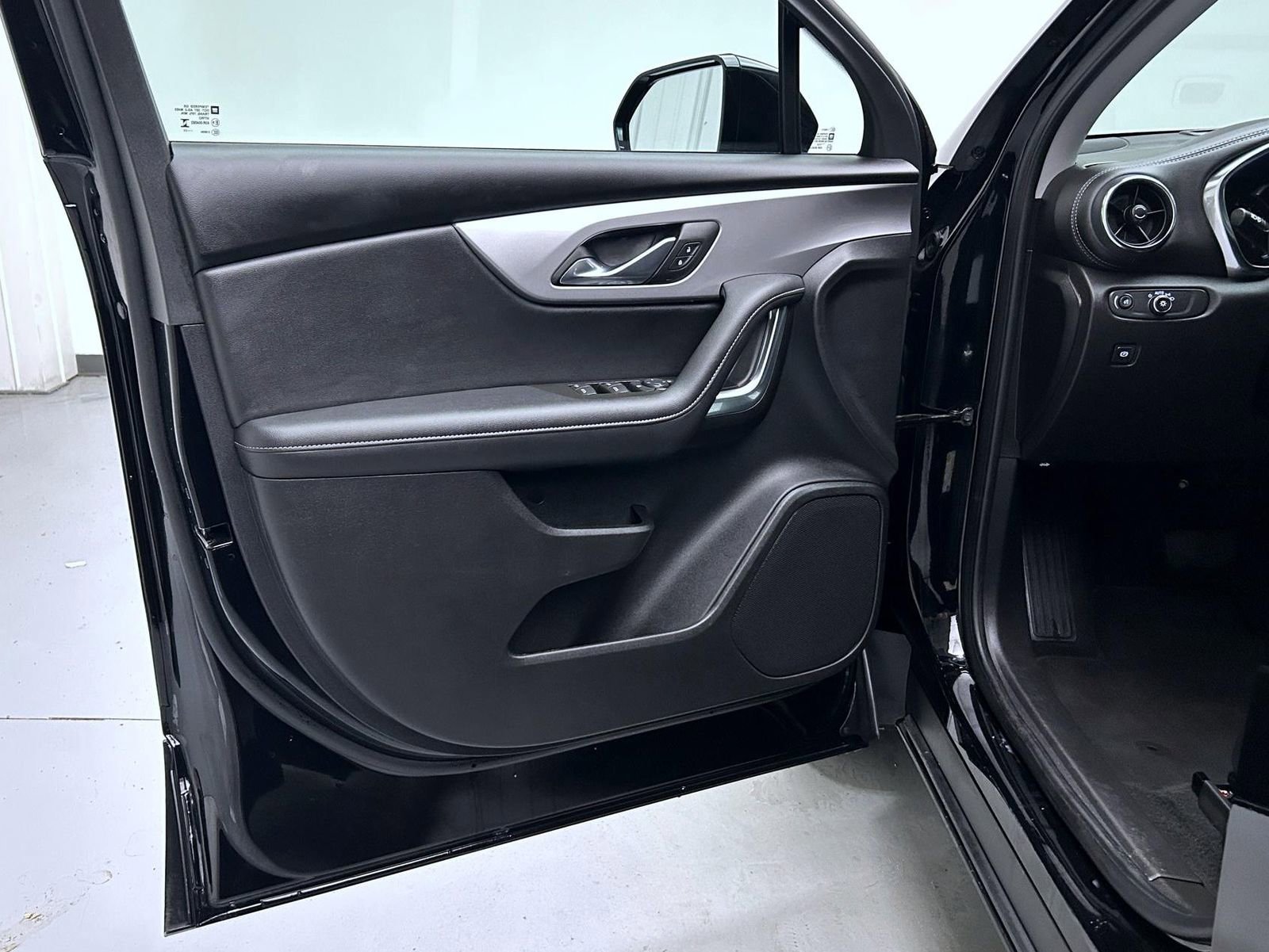 Used 2025 Chevrolet Blazer LT AWD/4WD image 9