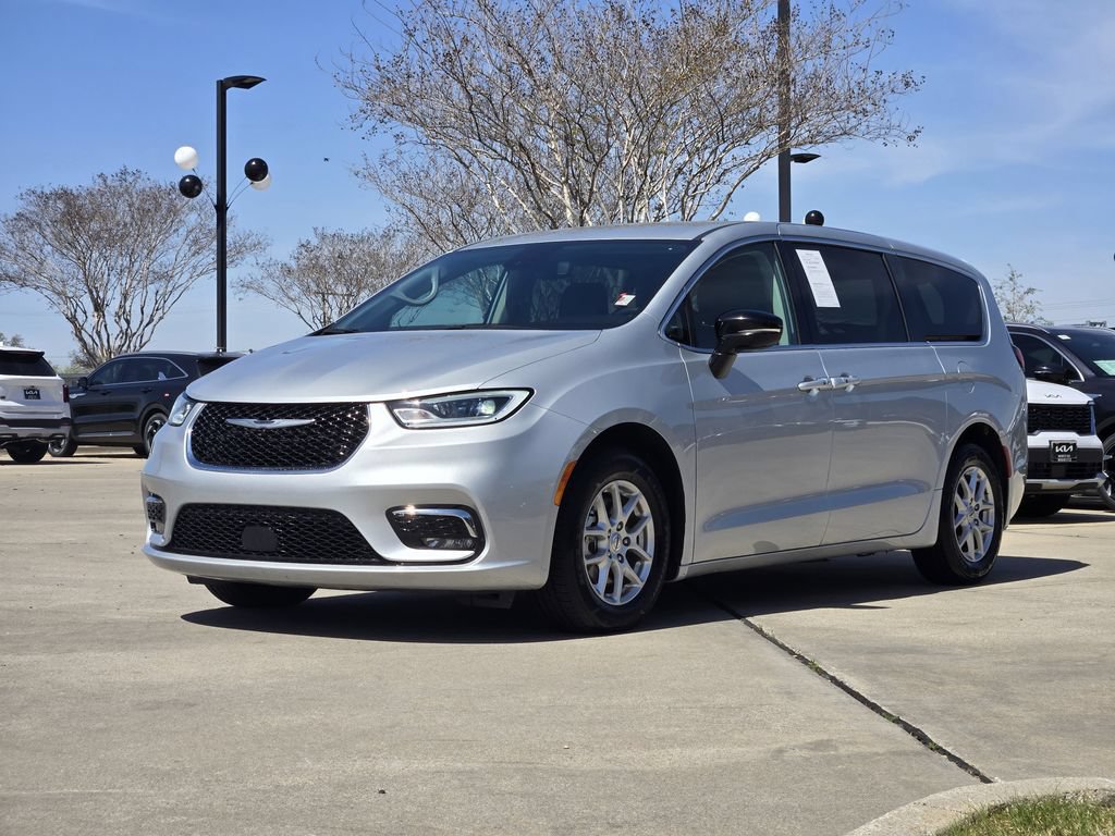 Used 2024 Chrysler Pacifica Touring-L FWD image 2