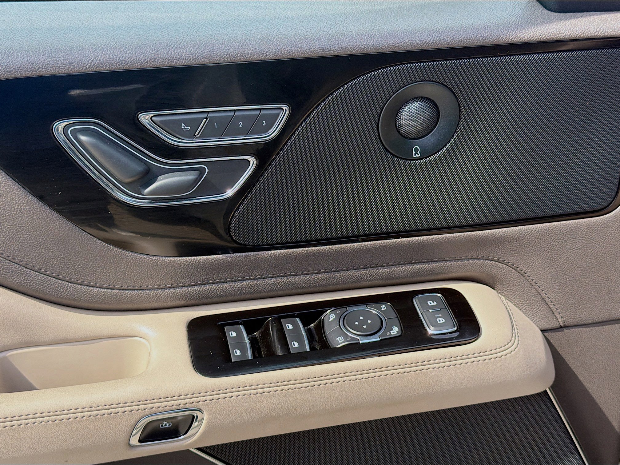 Used 2022 Lincoln Aviator Reserve image 17
