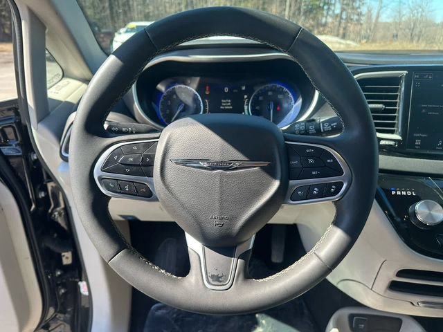 Used 2024 Chrysler Pacifica Touring-L FWD image 13