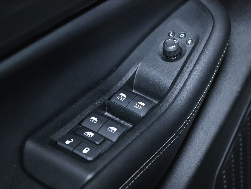 Used 2025 Jeep Grand Cherokee Altitude AWD/4WD image 16