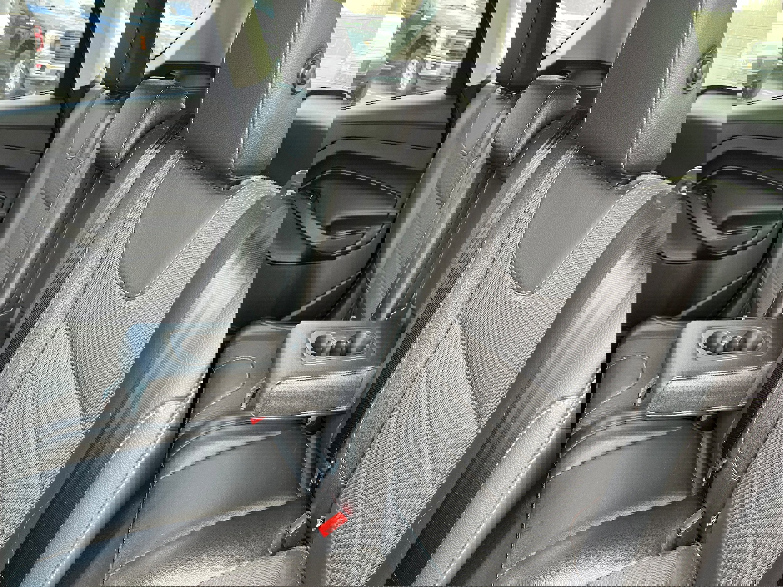 Used 2015 Ford Escape SE w/ SE Chrome Package image 11