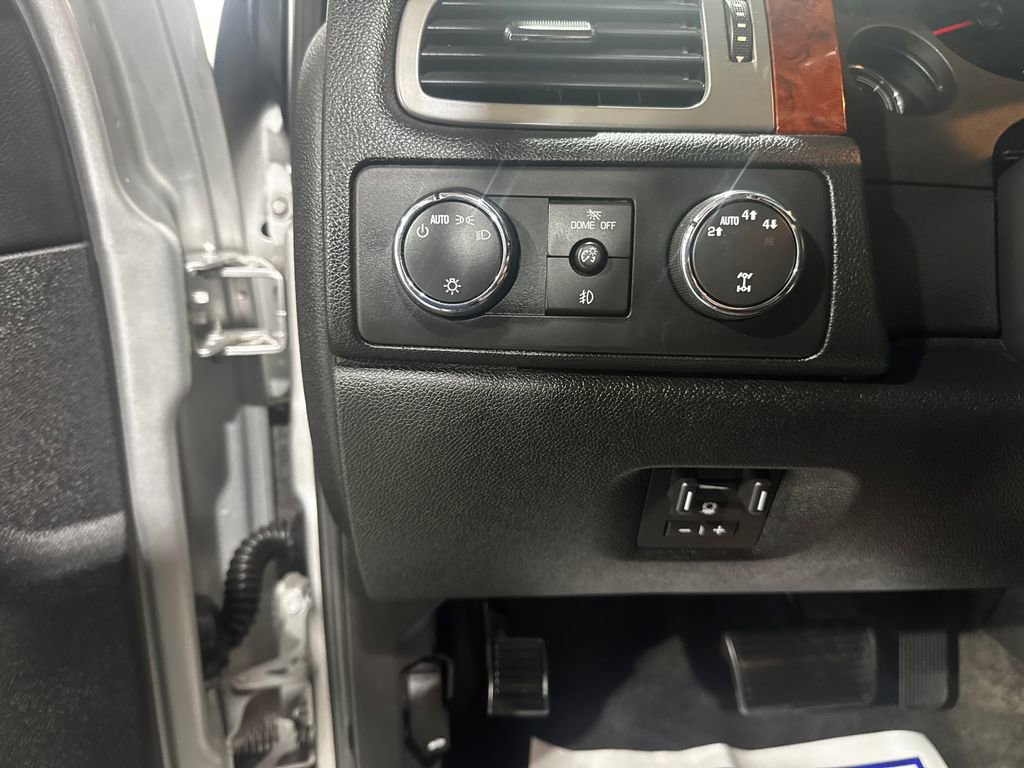 Used 2011 Chevrolet Avalanche LTZ AWD/4WD image 36