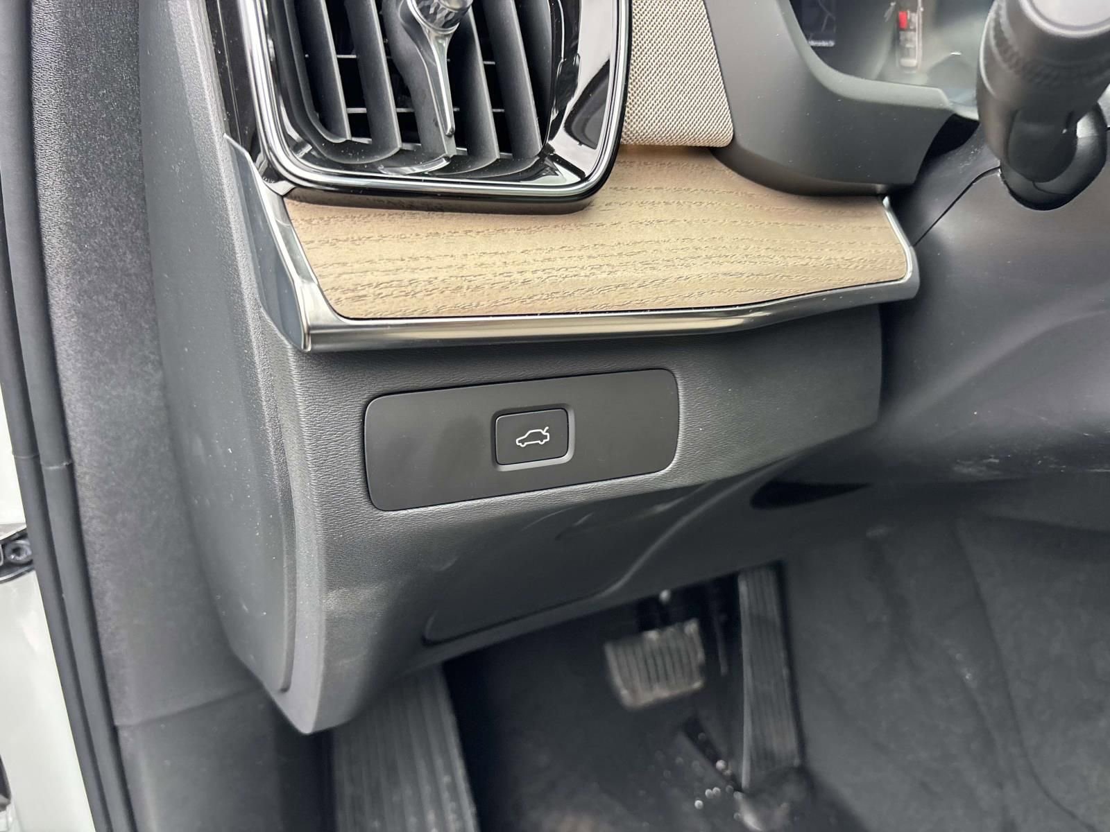 New 2026 Volvo XC90 B6 Plus w/ Protection Package Premier image 15