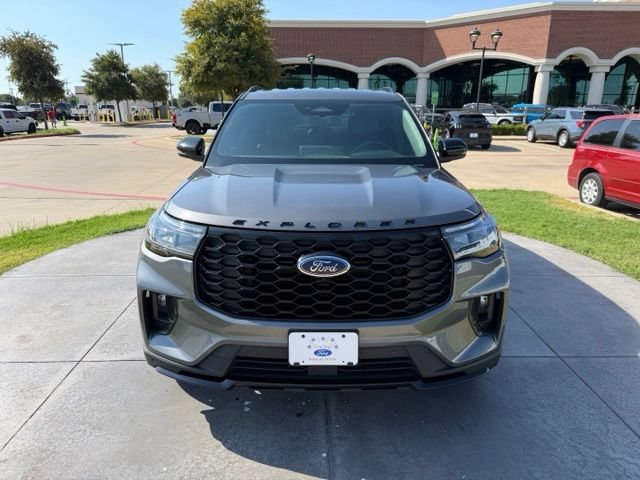 Used 2025 Ford Explorer ST-Line w/ ST-Line Street Pack AWD/4WD image 2