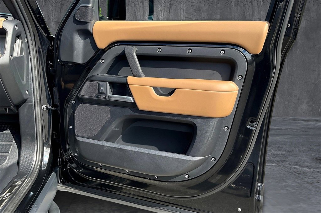 Used 2025 Land Rover Defender 110 V8 image 24