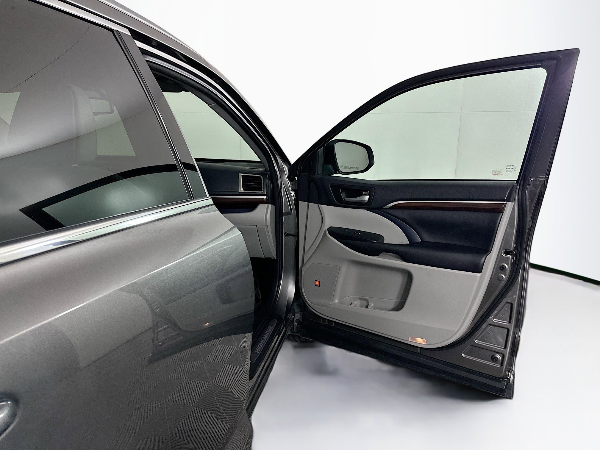 Used 2016 Toyota Highlander Limited Platinum image 36
