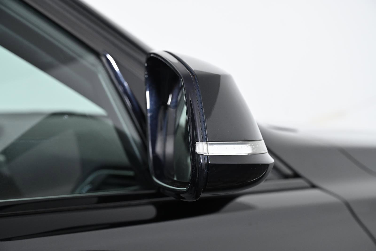 Used 2017 BMW 330i xDrive 330i xDrive image 9