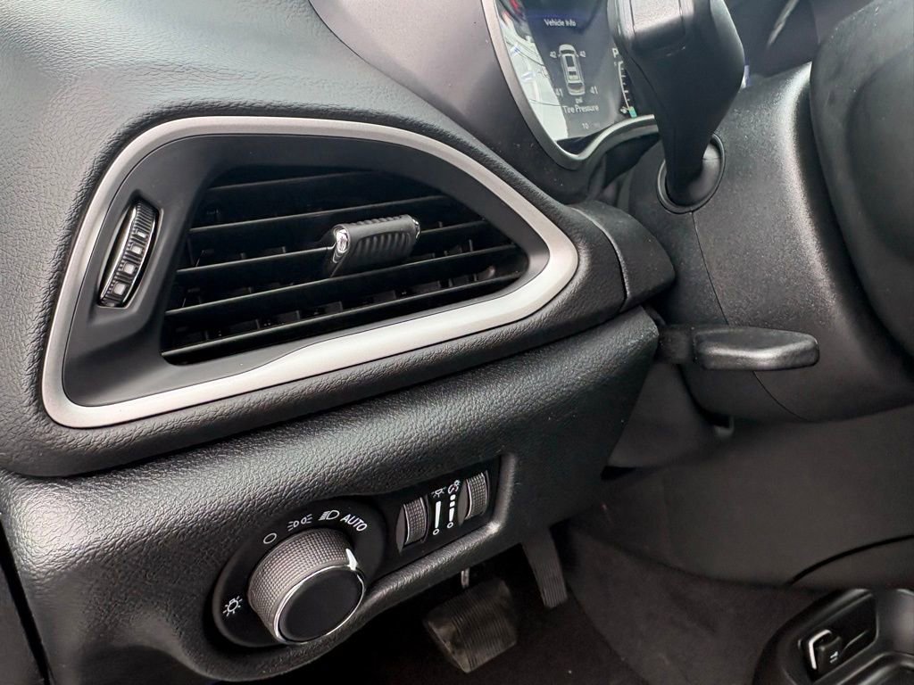 New 2026 Chrysler Voyager LX image 16