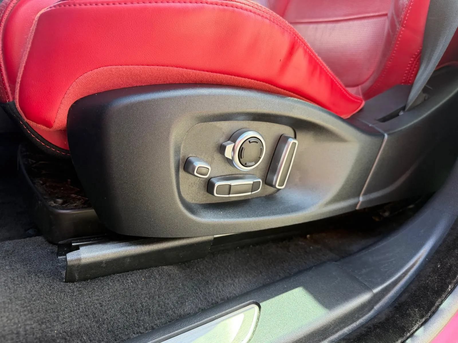 Used 2019 Jaguar E-PACE R-Dynamic HSE AWD/4WD image 13