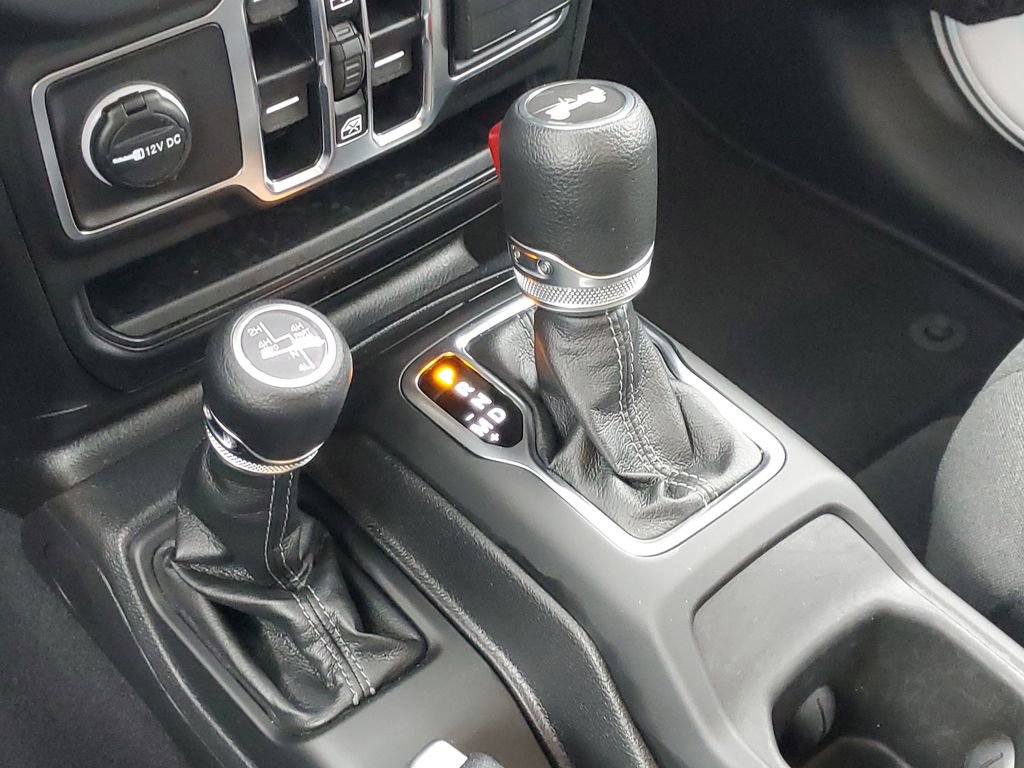Used 2025 Jeep Wrangler Unlimited Sahara AWD/4WD image 32