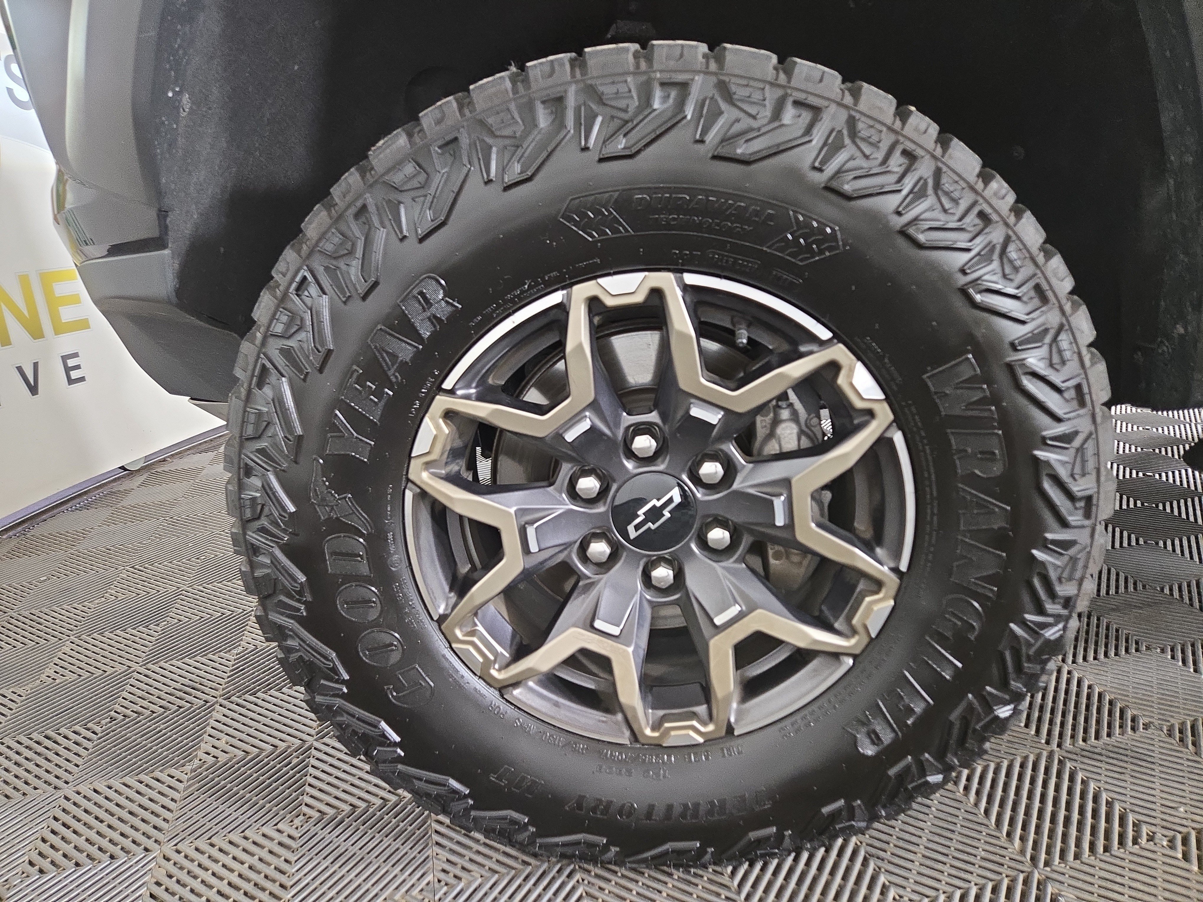 Used 2024 Chevrolet Colorado ZR2 w/ Safety Package AWD/4WD image 33
