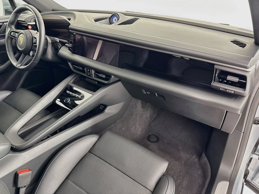 Certified 2025 Porsche Macan Electric RWD image 31