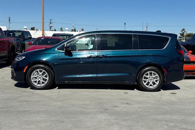 Used 2023 Chrysler Pacifica Touring-L image 6